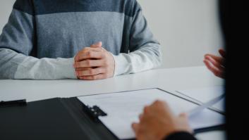 Las hábiles respuestas que tienes que dar en una entrevista si te preguntan si cederías el asiento antes a una persona mayor o una embarazada