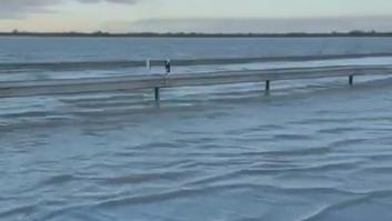 Cortan la AP-4 en Sevilla: el agua inunda la carretera ni siquiera se ve el asfalto