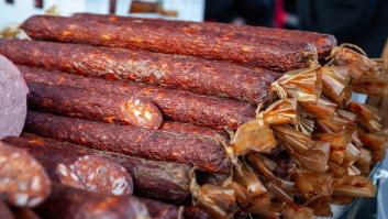 Una charcutería de pueblo provoca una manifestación de cientos de personas a sus puertas