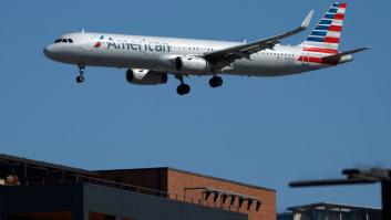 Un pasajero asegura que lo siguen espíritus demoníacos y con un gesto desata el caos en pleno vuelo