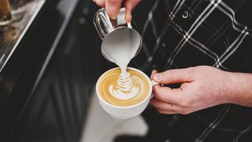 Un cliente grita a un camarero por tardar con un café y una pareja conquista al mundo con lo que hizo al verlo