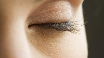 Ni rímel, ni extensiones: una maquilladora recomienda el producto que está en todas las cocinas para tener pestañas más largas