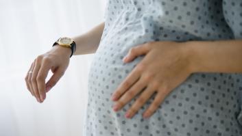 Toda la sala de maternidad se queda mirando al bebé récord que una mujer de 40 años da a luz: "¿Qué me están sacando?"