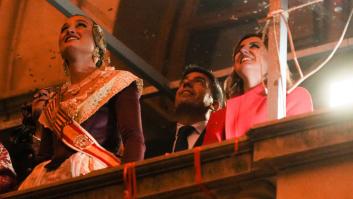 Mazón aparece por sorpresa en el balcón del Ayuntamiento de Valencia para ver la 'Nit de la Cremà'