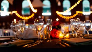 Ni comer con la boca abierta ni poner los codos sobre la mesa: una experta en protocolo apunta al pan como la mayor falta de cortesía en una mesa