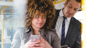 Adiós a los cotillas en el metro o el bus: el baratísimo remedio para que no lean tu móvil