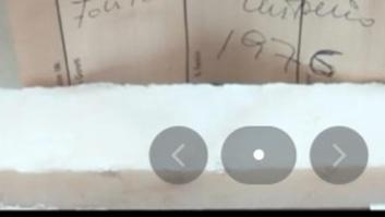 Están haciendo una obra en casa y se encuentran el 'tesoro' que escondió un fontanero bajo la bañera en 1976