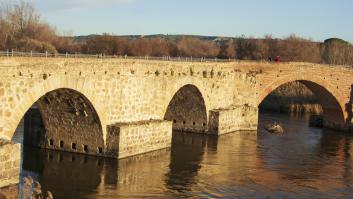 La fuerza del agua derrumba parte del puente romano de Talavera de la Reina