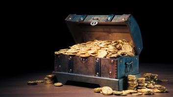 Un hombre sale de casa en busca de gusanos y vuelve con un tesoro medieval acuñado por personas poderosas