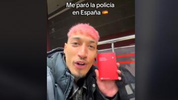 Un extranjero es parado por la policía en el metro de Madrid, saca el pasaporte "poderoso" y neutraliza el interrogatorio de inmediato