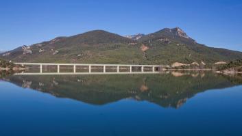 Un embalse en la zona cero de la sequía abre las compuertas y la población se reúne para ver un espectáculo histórico