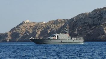 Un patrullero de las Fuerzas Armadas enciende los motores para poner la lupa cerca de Marruecos