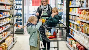 Abierto el agitado debate sobre el gesto que algunos padres españoles permiten hacer a sus hijos en los supermercados