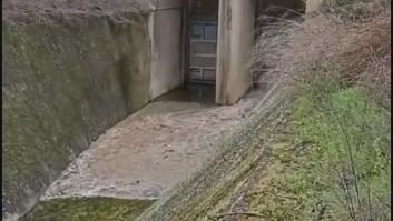 El momento en el que se abren por primera vez las compuertas de un embalse que llevaban cerradas casi 30 años