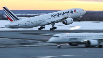 Un piloto despistado decide dar media vuelta en mitad del vuelo al ser informado de que puede ser deportado en el país de destino