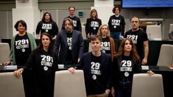 El alcalde de Madrid se ríe de los concejales de Más Madrid por una camiseta en recuerdo de las víctimas de las residencias