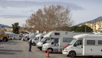 Un hombre va en una caravana cargada, le ponen una multa de 250 euros y le obligan a desprenderse de 800 kilos para continuar ruta