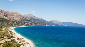 Aguas turquesas y grandes montañas en el destino mediterráneo que rivaliza con Croacia