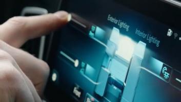 Un guardia civil explica por qué es sancionable tocar el móvil pero no la pantalla táctil del coche