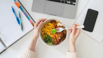 Por qué hay que dejar de señalar a los que comen solos en el trabajo: "Me dijeron que no encajaba"