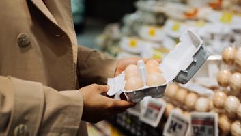 El cajero del supermercado no mira el cartón de huevos a tiempo y cae en la trampa de la 'cesta de control'