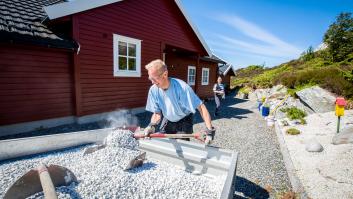 Tropieza con un pequeño objeto blanco y acaba descubriendo que pertenecía a un depredador legendario