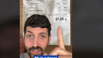 Se la cuelan en un restaurante y se da cuenta después: ver la razón en el ticket no es tan sencillo