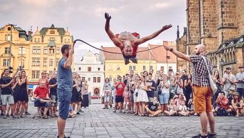 Adrián Díaz, de campeón de España de parkour a artista callejero: "Se puede vivir bien de hacer espectáculos de calle"