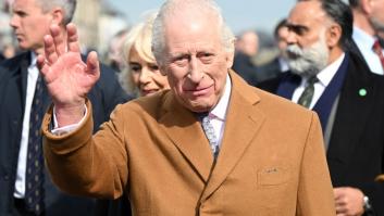 Carlos III, obligado a cancelar su agenda tras sufrir "efectos secundarios" de su tratamiento del cáncer