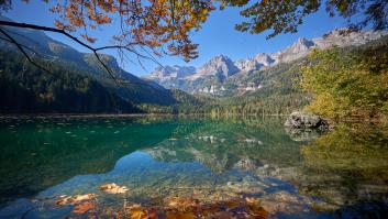 Un pastor da la voz de alarma ante lo que están haciendo los turistas con las vacas y sus establos por una cerveza y un sándwich