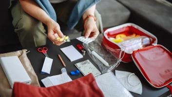 Un instructor de la Escuela Española de Supervivencia echa por tierra el kit de la UE