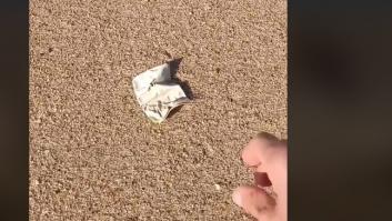 Va paseando por una playa en A Coruña y se encuentra un preocupante tesoro: llevaba por ahí 55 años