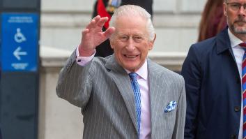 Carlos III es visto en público tras su ingreso por efectos de tratamiento contra el cáncer