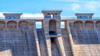 Este embalse con grietas en zona de agua abundante no se llena y tira millones de euros por el sumidero