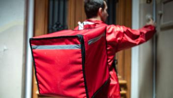 Un repartidor llama a una casa y aparece el cliente, pero lo que ve segundos después da para película