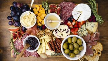 Una mujer con discapacidad visual paga 1.155 euros por queso más embutido y el vendedor asombra con su reacción