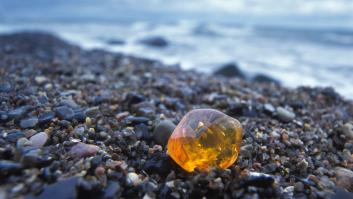Una anciana usa una excepcionalmente bonita piedra como tope para la puerta y los herederos se topan con la verdad