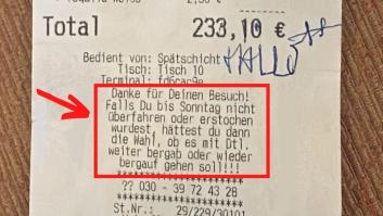 Va a un bar, deja una generosa propina y un mensaje en el recibo causa verdadero "horror" por sus tintes racistas