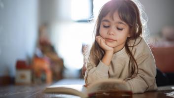 La profe enfurece al descubrir la lectura obligatoria: el libro que hace que los niños tengan miedo de irse a dormir