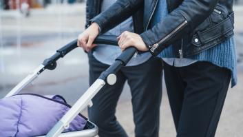 Entran en un bar con un carrito de bebé y lo que les hacen provoca hasta la reacción de Facua: "Es ilegal"