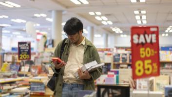 Acude a una librería y sale con un sueldo de 3.000 euros para los próximos 14 años