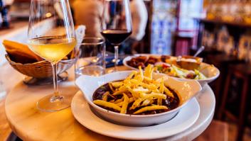 Una experta anima a no cenar a la misma hora que los españoles si quieres controlar el colesterol