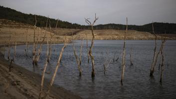 El pantano que deja ver una fábrica de armas en el fondo en época de sequía se llena a velocidad inusual