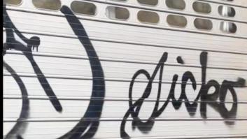 Le dejan este grafiti en la puerta de su negocio y muestra la triste realidad que le toca asumir