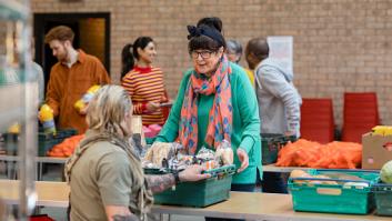 Un nuevo grupo inesperado empieza a hacer cola para recibir ayuda alimentaria y se lleva la bronca del alcalde