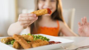 Nutricionistas lanzan una alerta a los padres por el pescado que dan a sus hijos para ahorrar tiempo: "Y encima los pagas a precio de salmón"