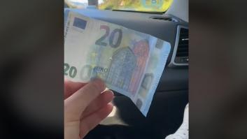 Paga por error con un billete falso en la gasolinera, se da cuenta al llegar a casa y lo que hace es para verlo