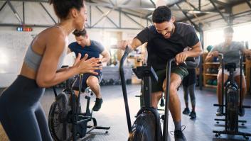 Va al gimnasio, ve un móvil en la ventana y su negativa a salir en la grabación acaba en multaza para el centro