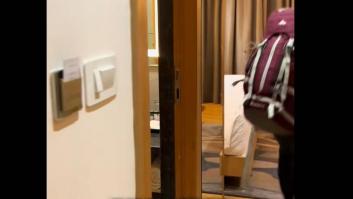 Se retrasa su vuelo en la India y enseña el hotel donde le alojan: acabando dejando un aplaudido mensaje