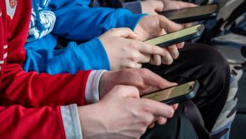 Los compañeros excluyen a su hijo del chat de clase, el instituto se convierte en una pesadilla y la madre escribe una carta sobrecogedora para pedir ayuda